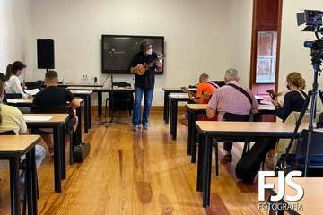 La Casa Condal de Telde  toca el timple/Francisco Javier Santana.